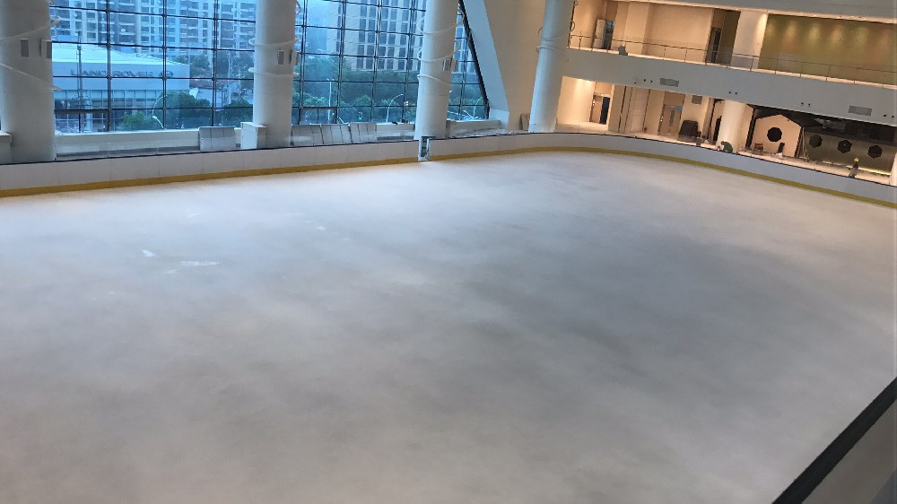 上海华润万象城溜冰场完成第一遍喷漆