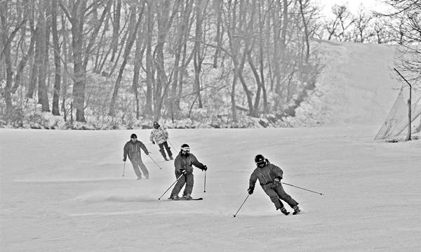 游客在吉林长春莲花山滑雪场滑雪