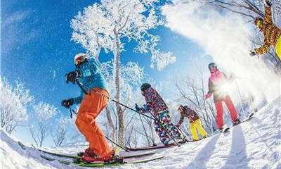 游客在北大壶滑雪场尽情滑行
