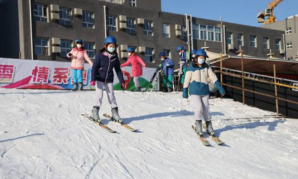 学生在雪道上体验滑雪