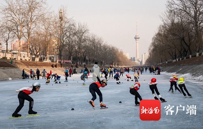 北京市民参与冰雪运动2