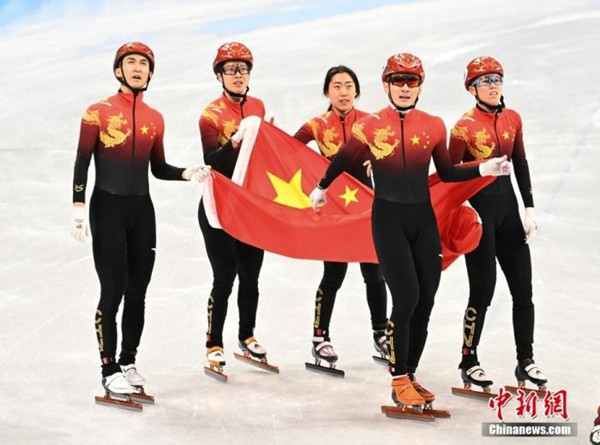在2月5日晚结束的短道速滑混合团体接力决赛中，由武大靖、任子威、范可新、曲春雨组成的中国队率先冲过终点，为中国体育代表团拿到本届冬奥会首枚金牌。