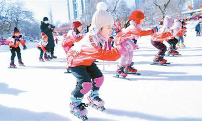 小朋友们在新疆维吾尔自治区乌鲁木齐市人民公园学习滑冰