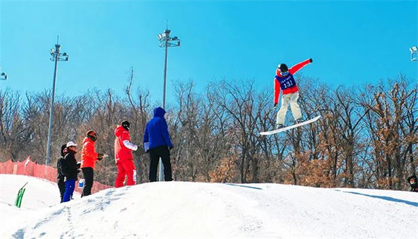 体育爱好者在长春莲花山世茂滑雪场滑雪