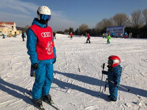 俞佳辉在教小朋友滑雪