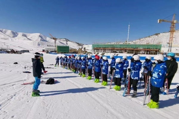 冰雪运动进校园，将中小学体育课拓展到滑雪场